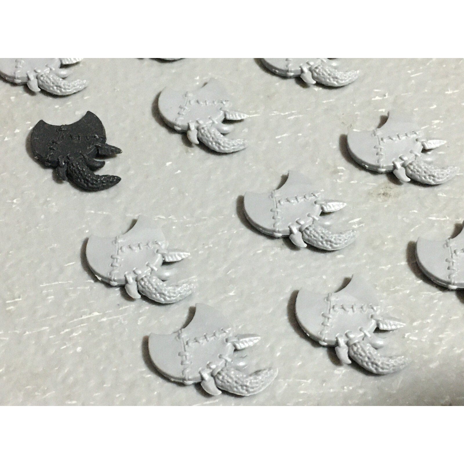A22625 WARHAMMER FANTASY ORCS & GOBLINS BITS LOT GOBLIN SHIELD GAMES WORKSHOP GW