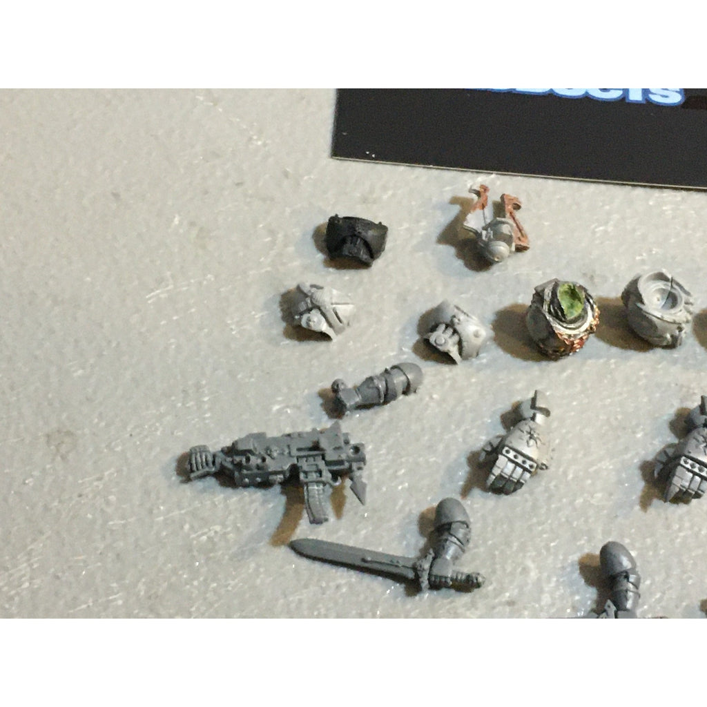 A33590 WARHAMMER 40K CHAOS SPACE MARINES CSM BITS LOT POWERFIST CHEST SWORD GW