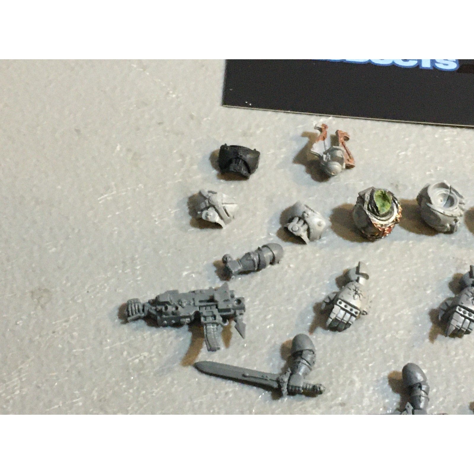 A33590 WARHAMMER 40K CHAOS SPACE MARINES CSM BITS LOT POWERFIST CHEST SWORD GW
