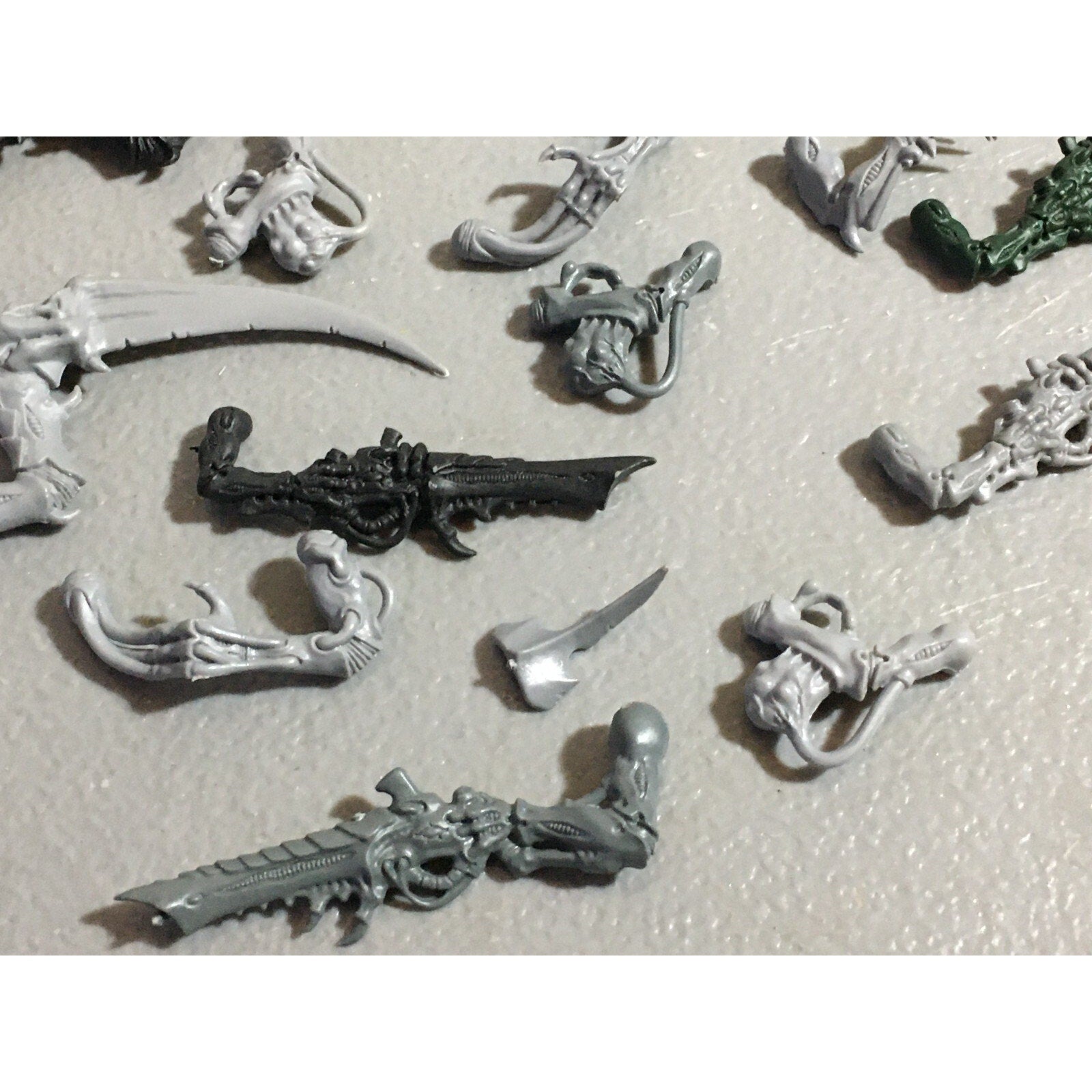 A22317 WARHAMMER 40K TYRANIDS BITS LOT MIXED GAMES WORKSHOP GW