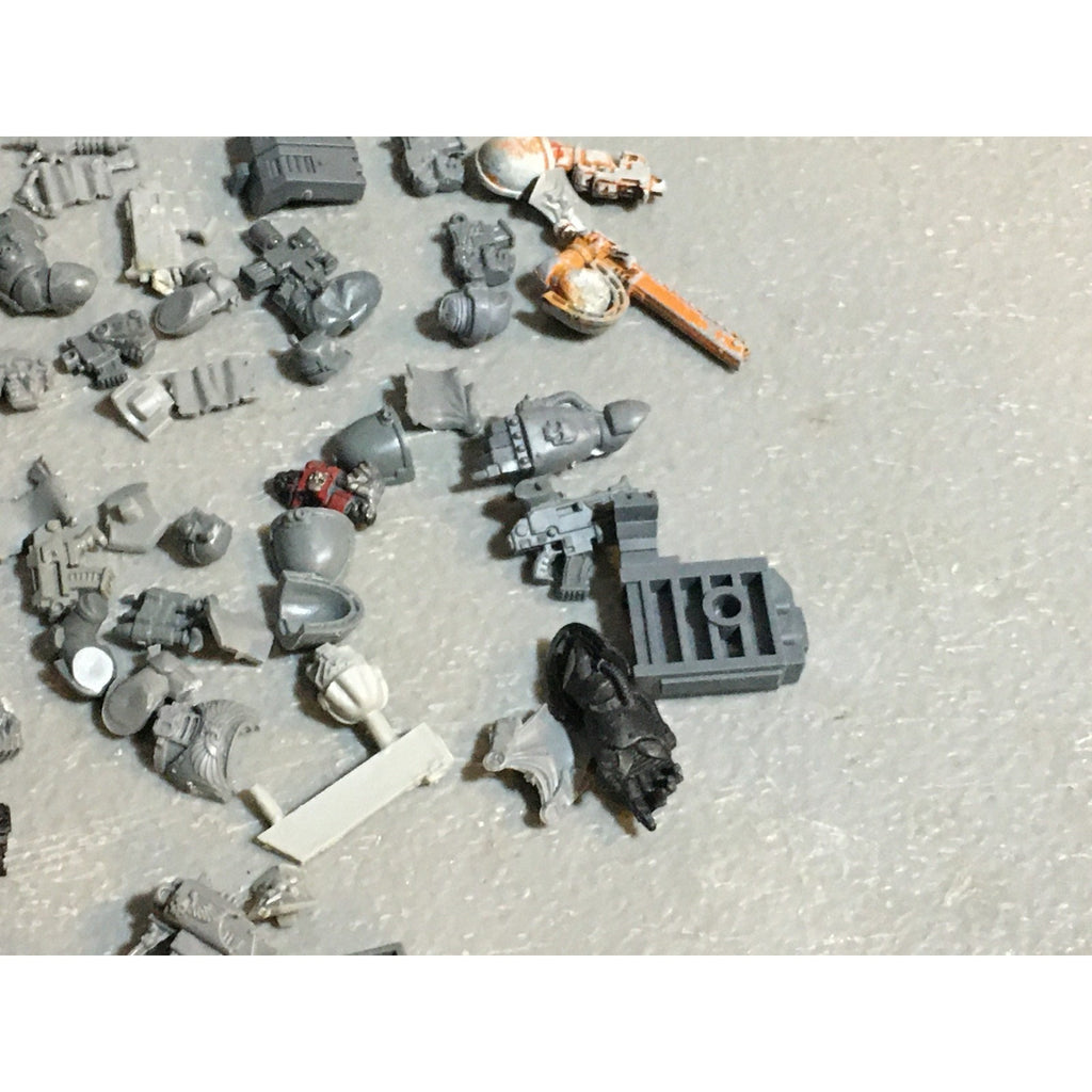 A24528 WARHAMMER 40K SPACE MARINES BITS LOT MIXED HEADS ARMS TANK GW