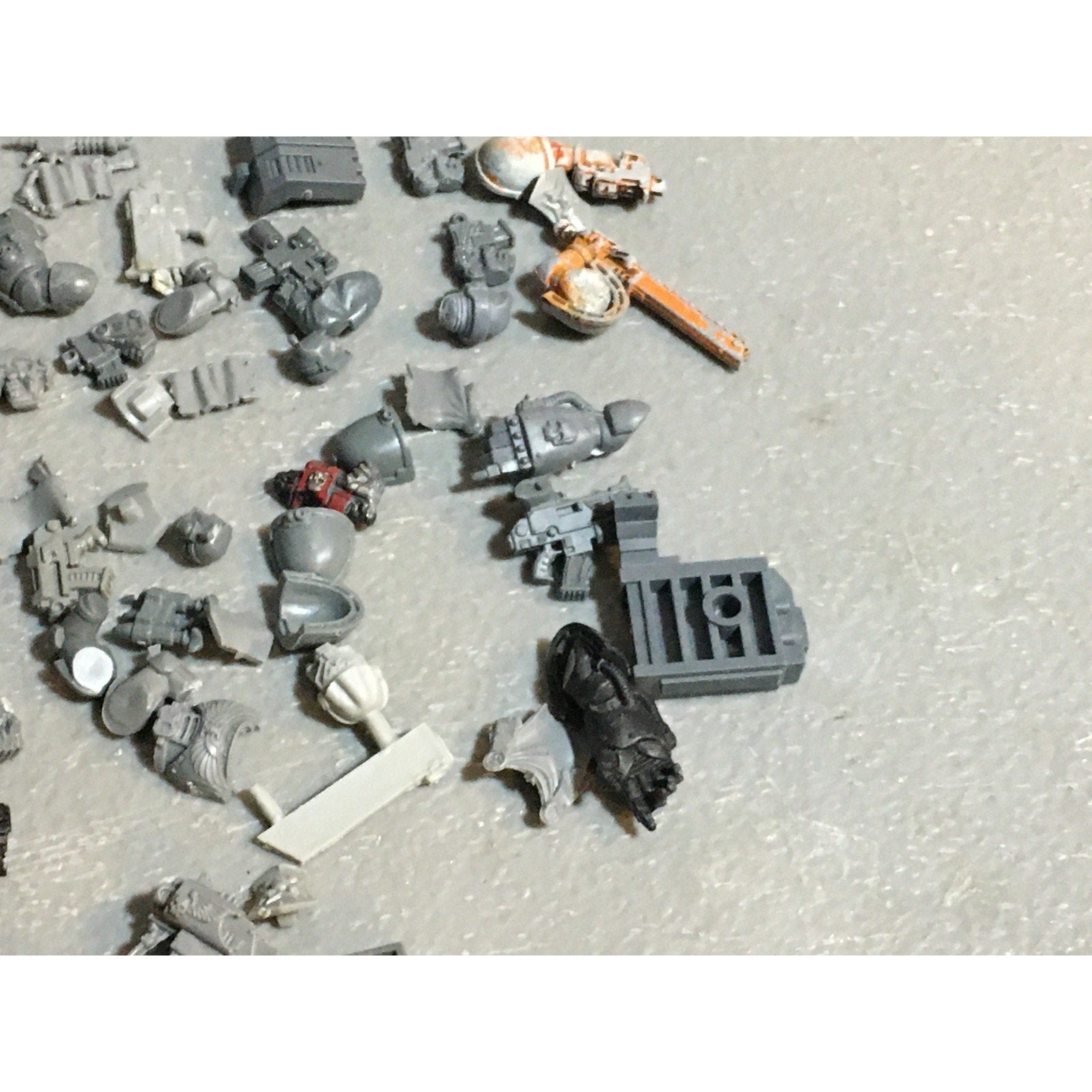 A24528 WARHAMMER 40K SPACE MARINES BITS LOT MIXED HEADS ARMS TANK GW