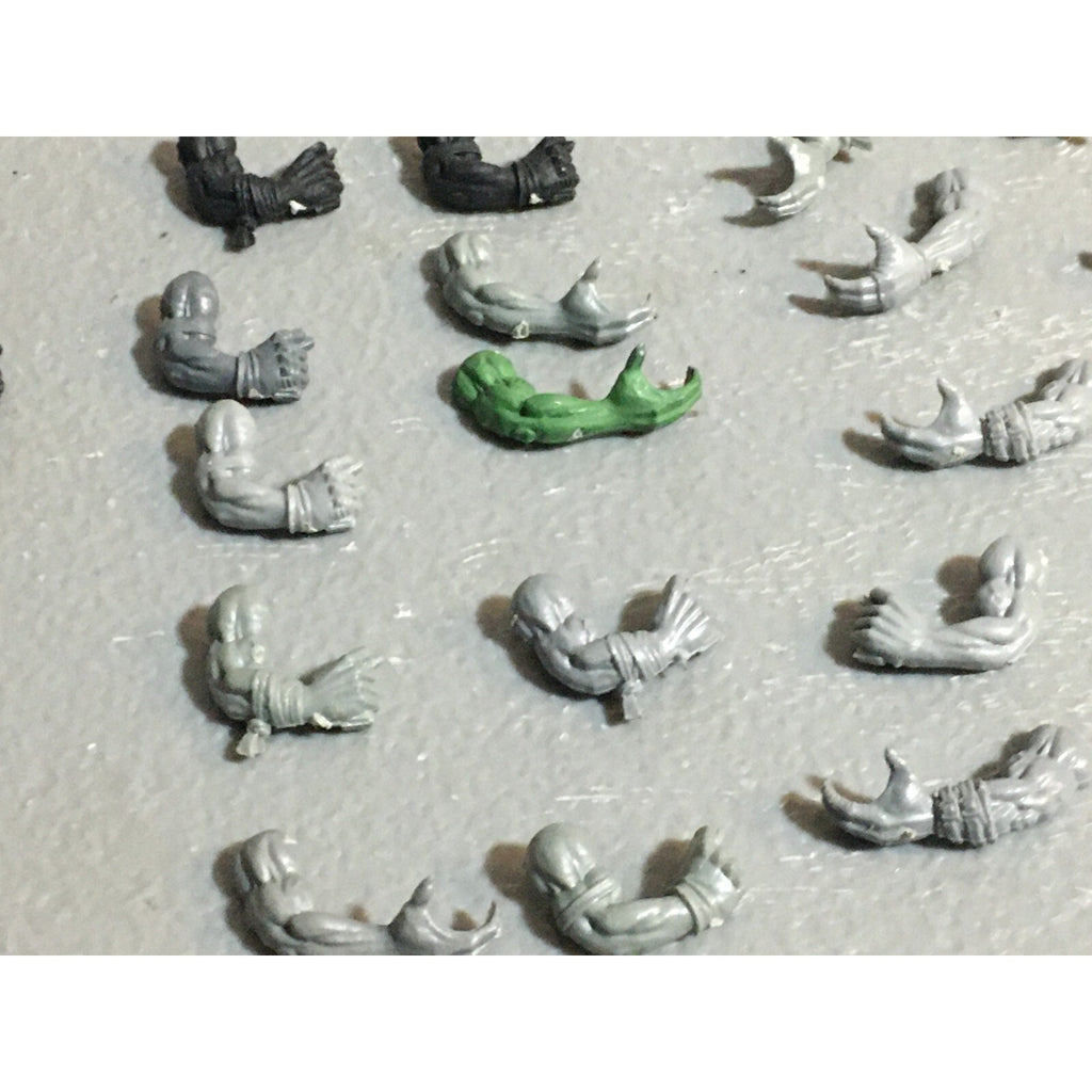 A22952 WARHAMMER 40K ORKS BITS LOT ARMS GAMES WORKSHOP GW