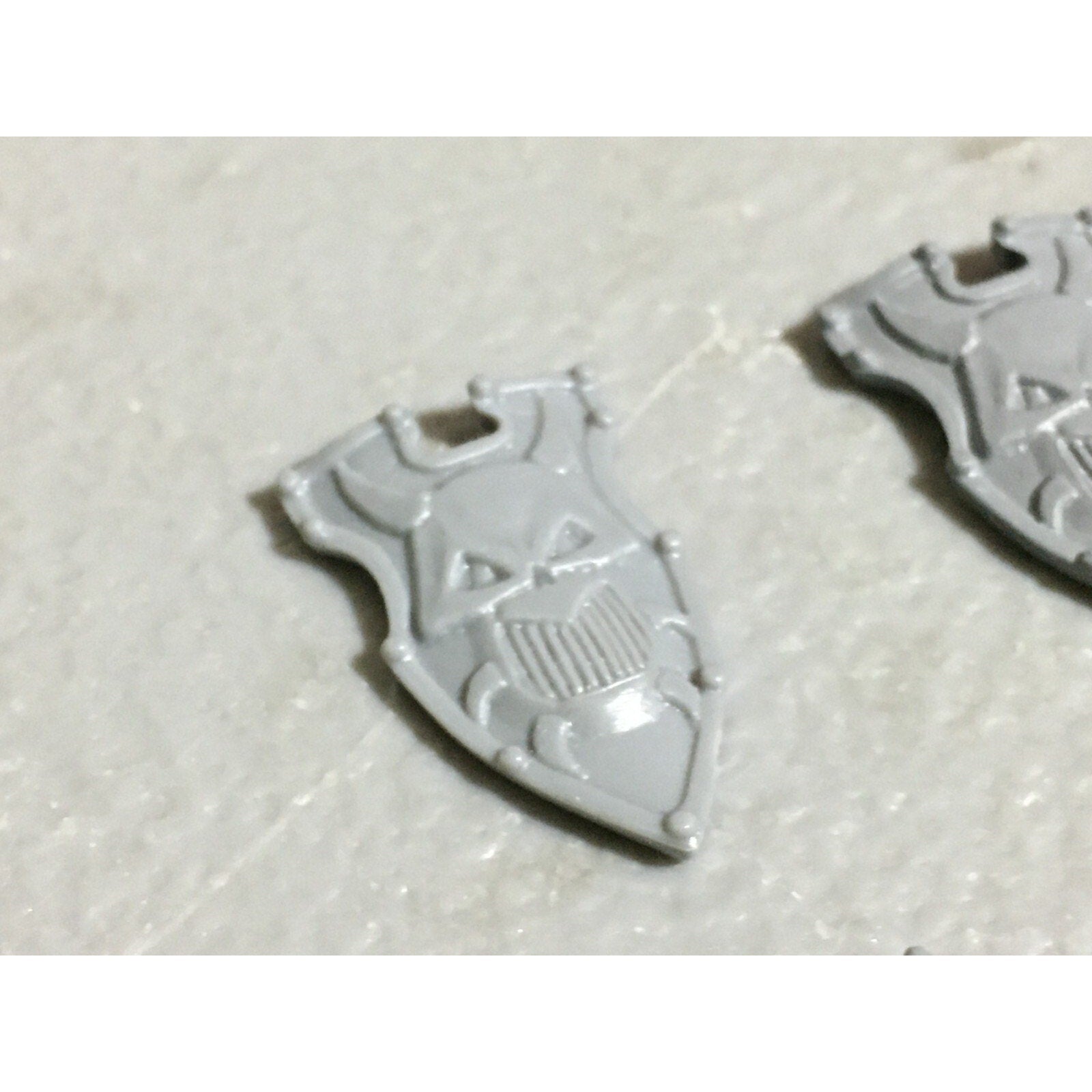A22249 WARHAMMER FANTASY CHAOS MORTALS BITS LOT WARRIORS KNIGHTS SHIELDS GW OOP