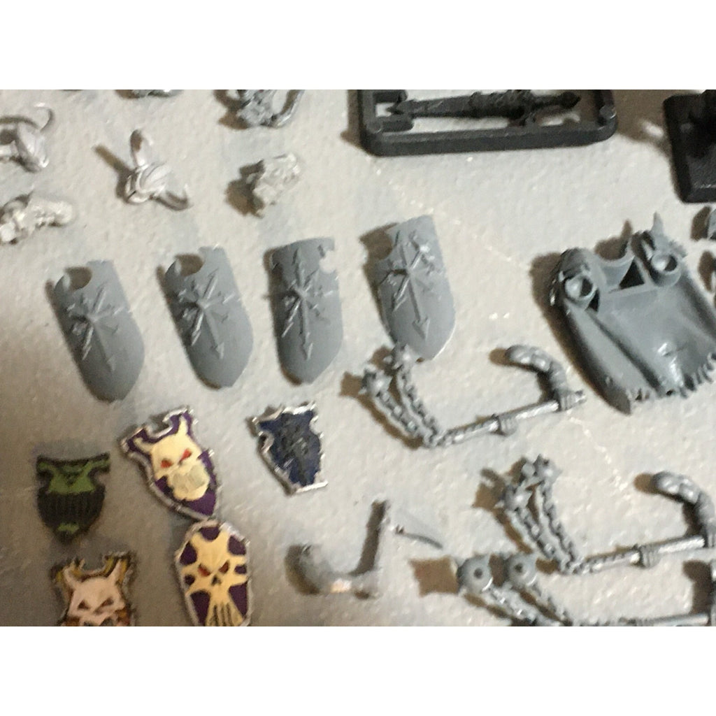 A21064 WARHAMMER FANTASY CHAOS MORTALS BITS LOT MARAUDERS WARRIORS FLAILS HEADS