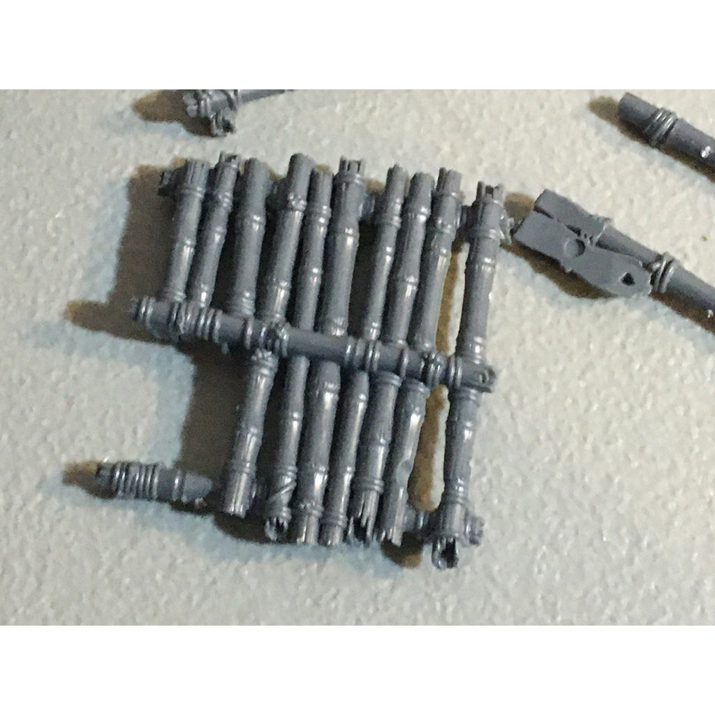 A32568 UNKNOWN MINIATURES PLASTIC BITS LOT FANTASY TERRAIN TREE BRIDGE PARTS GW