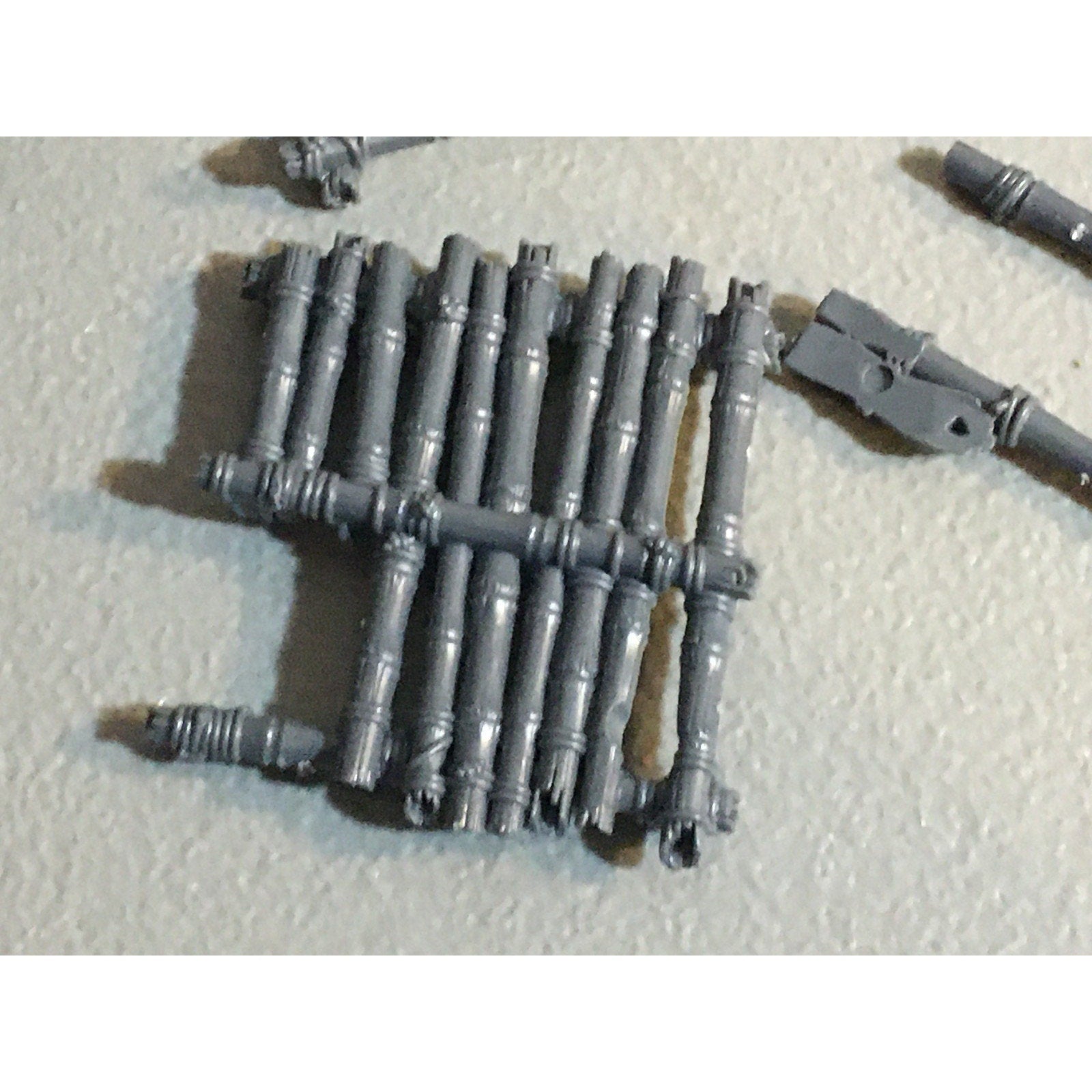A32568 UNKNOWN MINIATURES PLASTIC BITS LOT FANTASY TERRAIN TREE BRIDGE PARTS GW