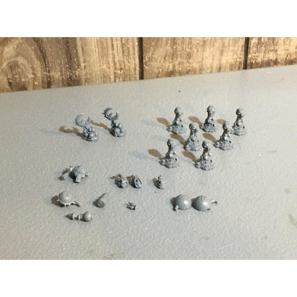 A24983 WARHAMMER FANTASY SKULL PASS OBJECTIVE MARKERS + EXTRA NIGHT GOBLIN BITS