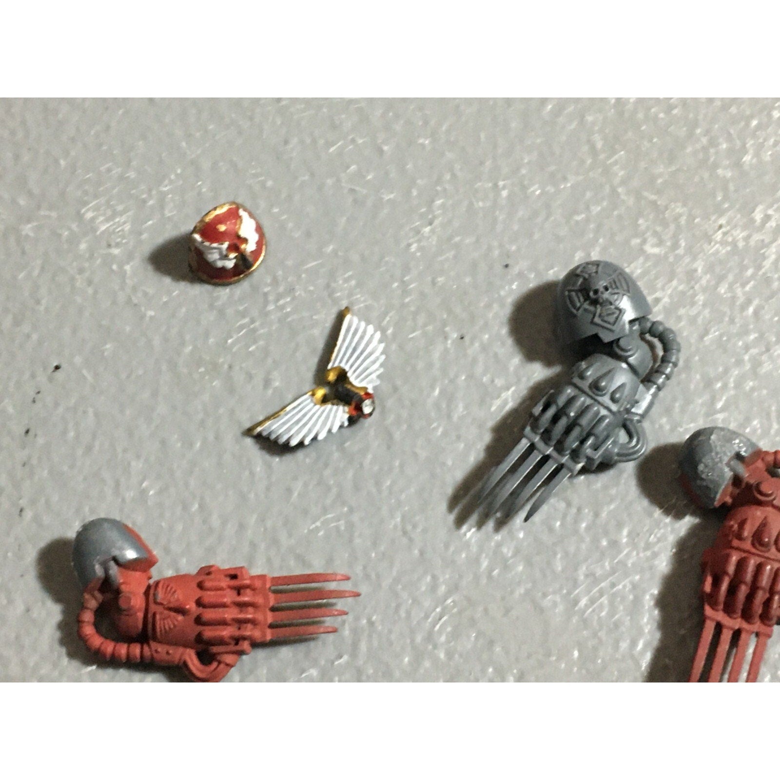 A22597 WARHAMMER SPACE MARINES BLOOD ANGELS MIXED CLAWS SHIELD BITS LOT GW