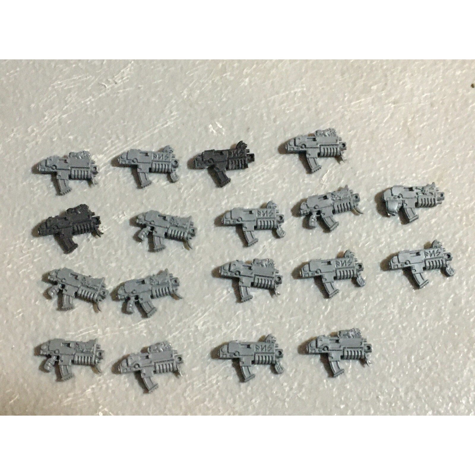 A22991 WARHAMMER 40K SPACE MARINES WOLVES BITS LOT BOLTERS GW