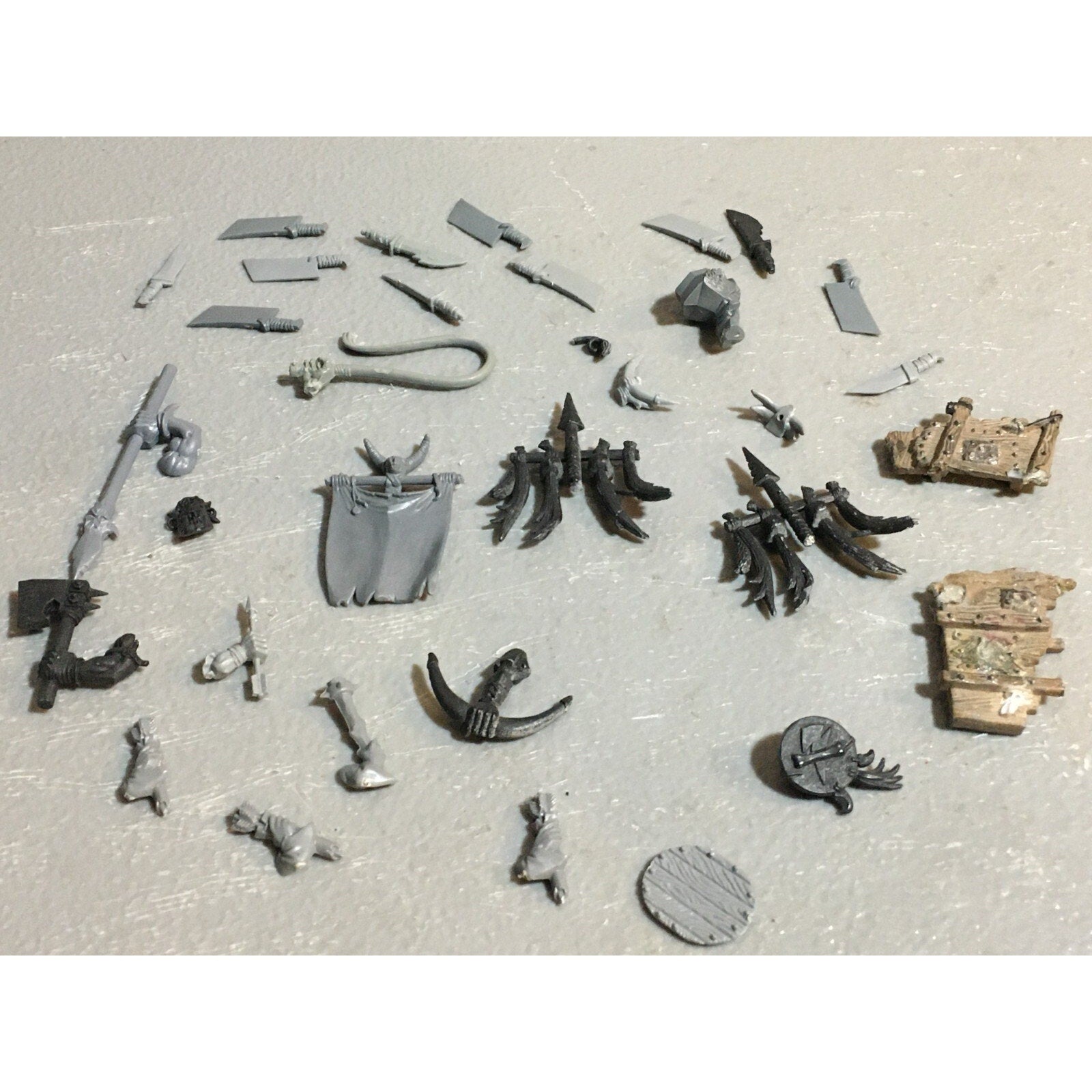 A23434 WARHAMMER FANTASY ORCS & GOBLINS BITS LOT MIXED ARM BANNER KNIFE GW