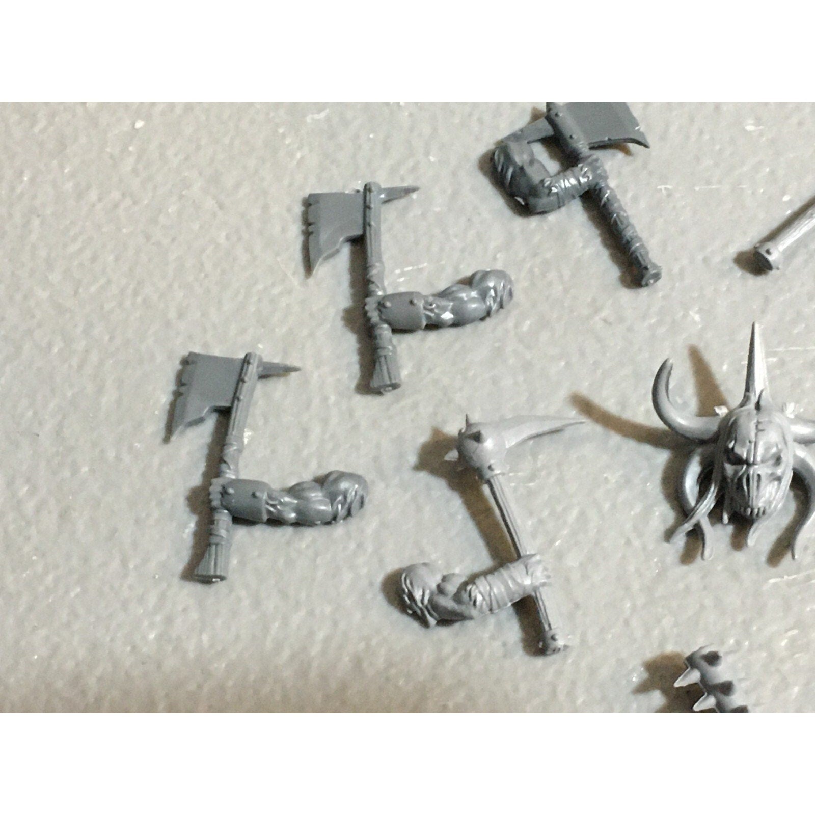 A23129 WARHAMMER FANTASY CHAOS BEASTMEN BITS LOT GORS BANNERS ARMS GW