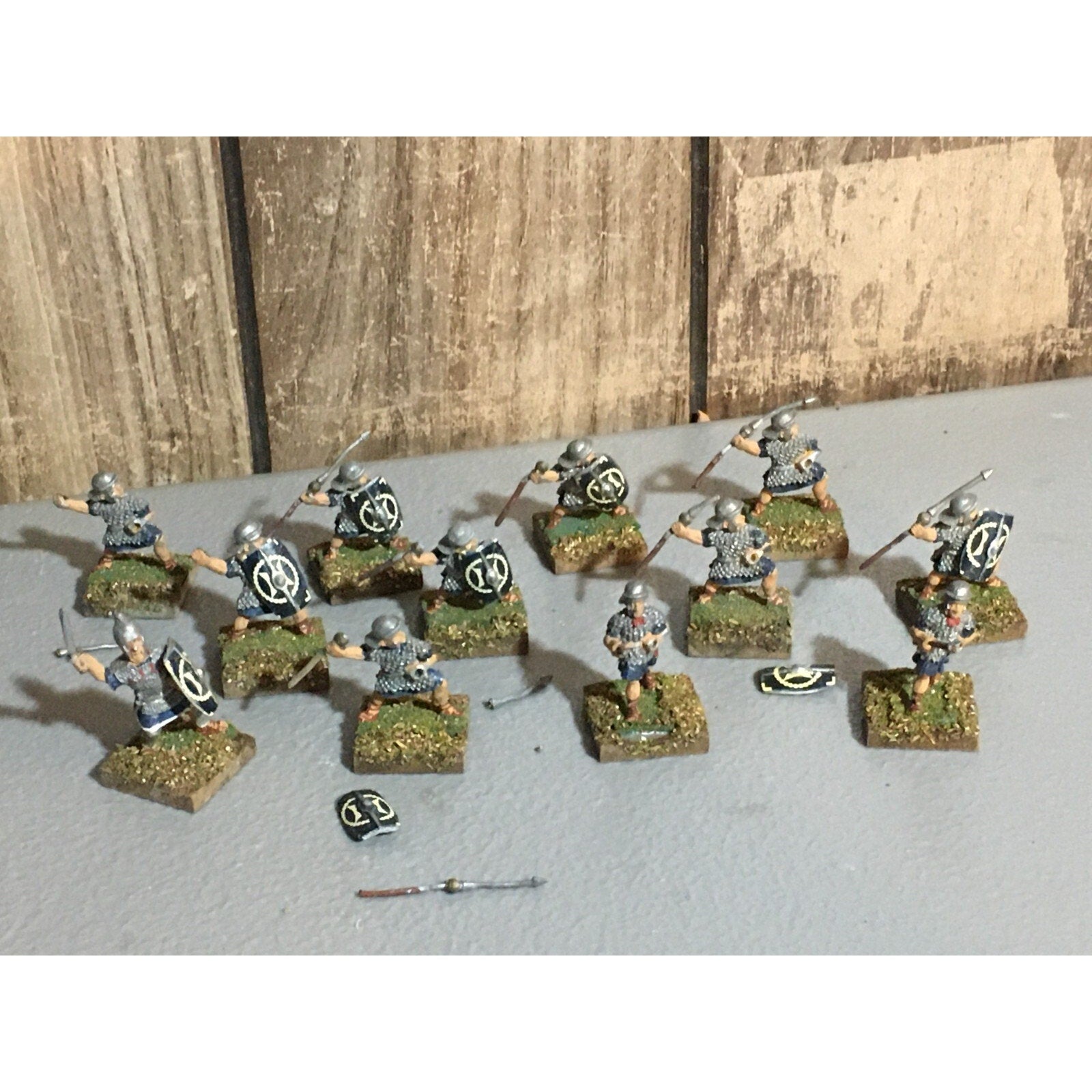 A23531 UNKNOWN METAL MINIATURES SOLDIERS WARRIORS ROMAN MISS 2 SPEARS