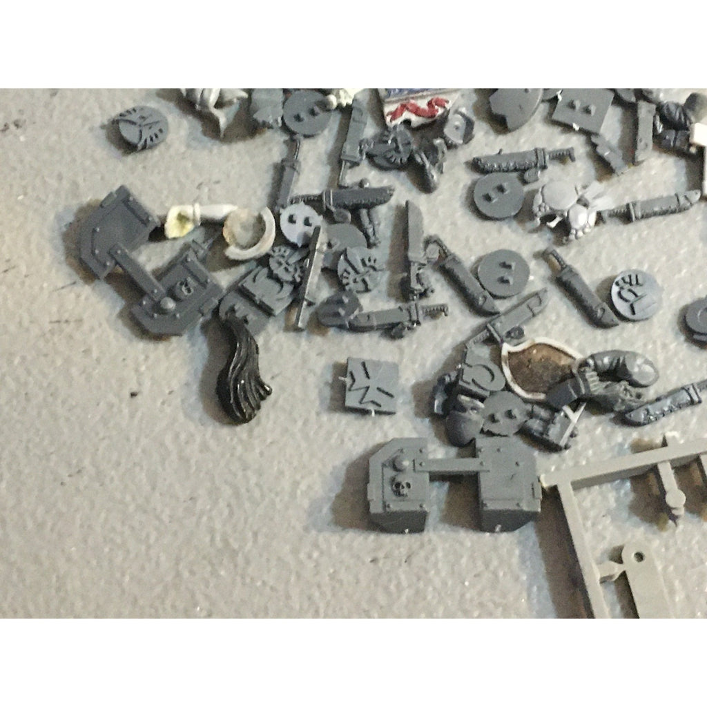 A32582 WARHAMMER 40K FANTASY RANDOM BITS LOT PLASTIC ICONS SPACE MARINES GUARD