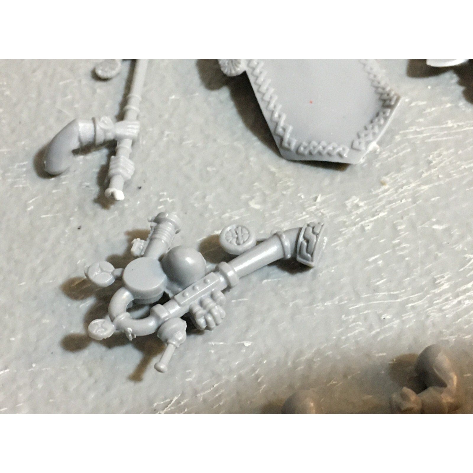 A23403 WARHAMMER FANTASY DWARFS BITS LOT WARRIORS MIXED SHIELD BANNER ARM HAND