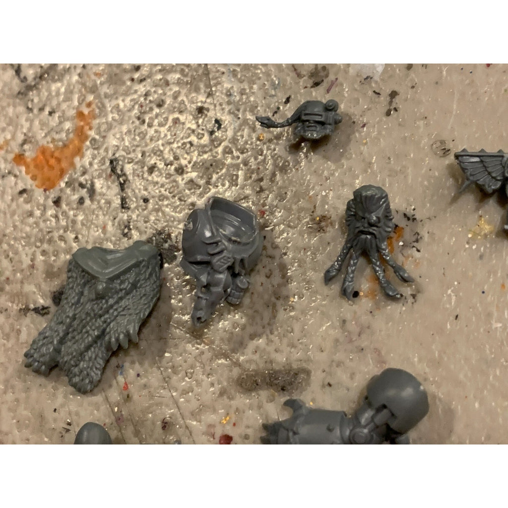 A23191 WARHAMMER 40K SPACE MARINES BITS LOT SPACE WOLVES TAILS AXE KNIVES HEAD