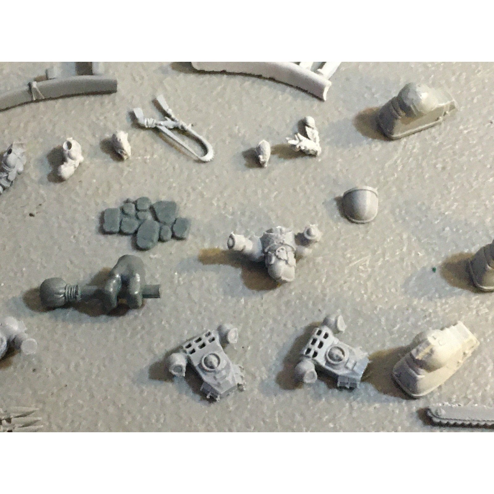A32587 UNKNOWN PLASTIC MINIATURES BITS LOT SPACE SOLDIER MECH FEET ELF HEADS