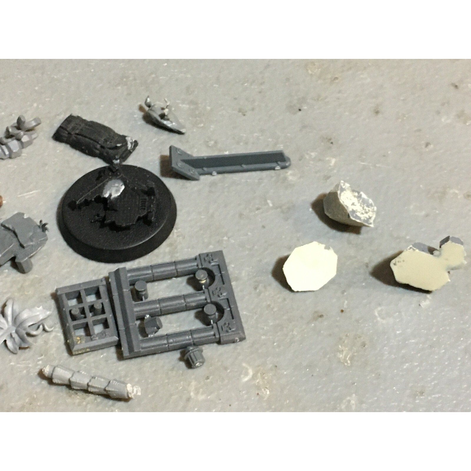 A23492 WARHAMMER FANTASY 40K TERRAIN BITS LOT GRAVE PLANT BASING GAMES WORKSHOP