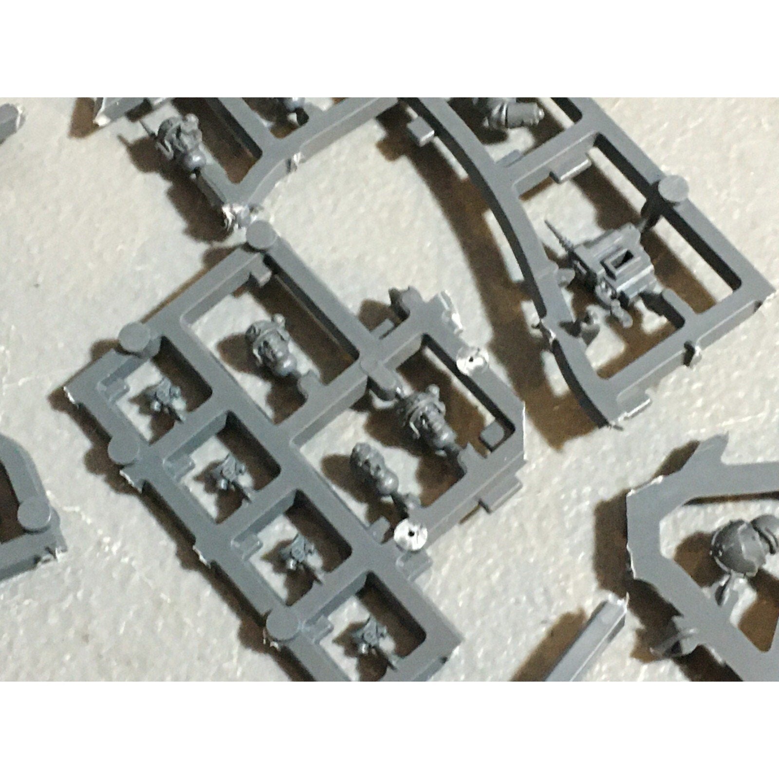 A20989 WARHAMMER 40K ASTRA IMPERIAL GUARD BITS ON SPRUE LOT SCIONS HEADS ACCESSO