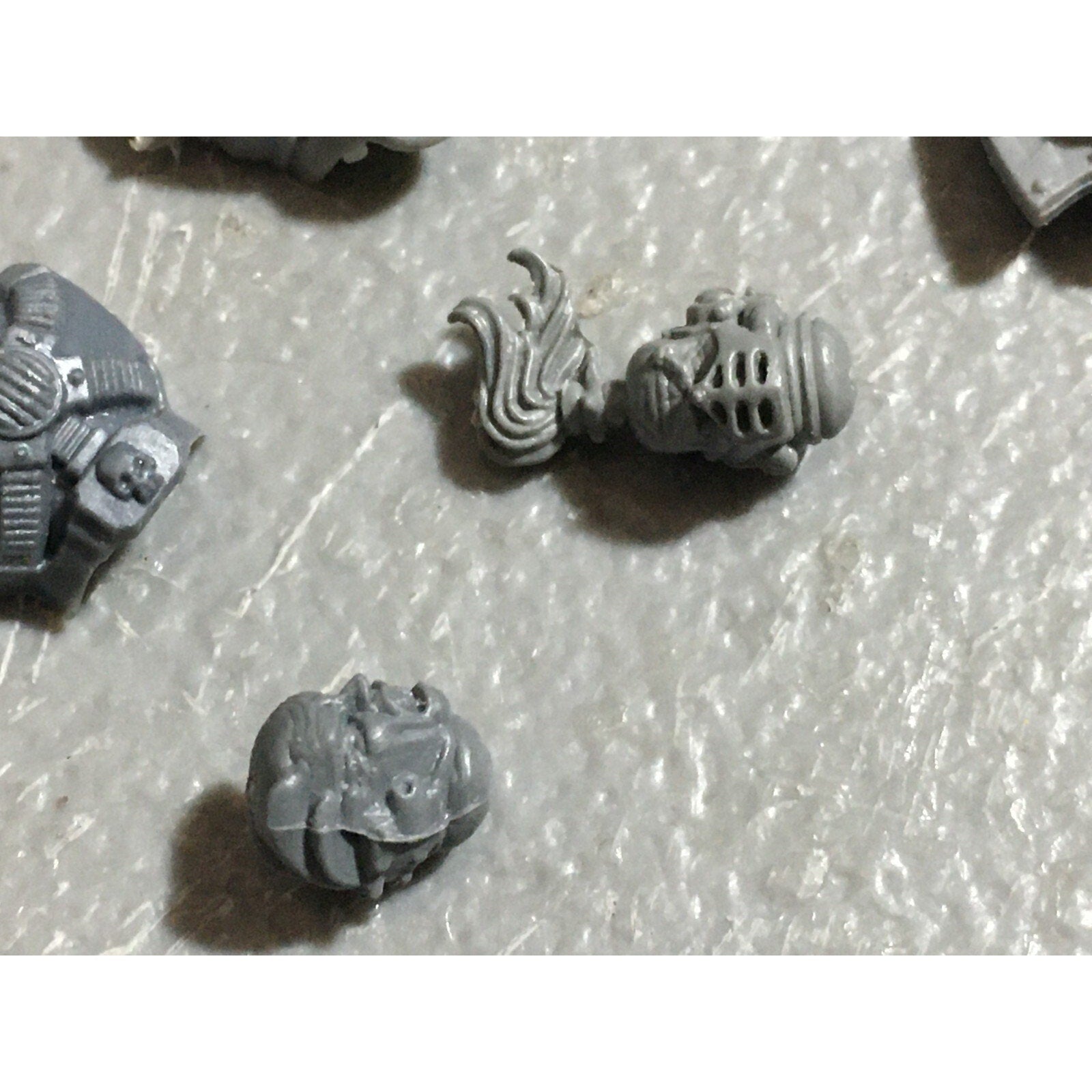 A22575 WARHAMMER 40K CHAOS SPACE MARINES CSM BITS LOT HEADS TORSO FRONTS GW