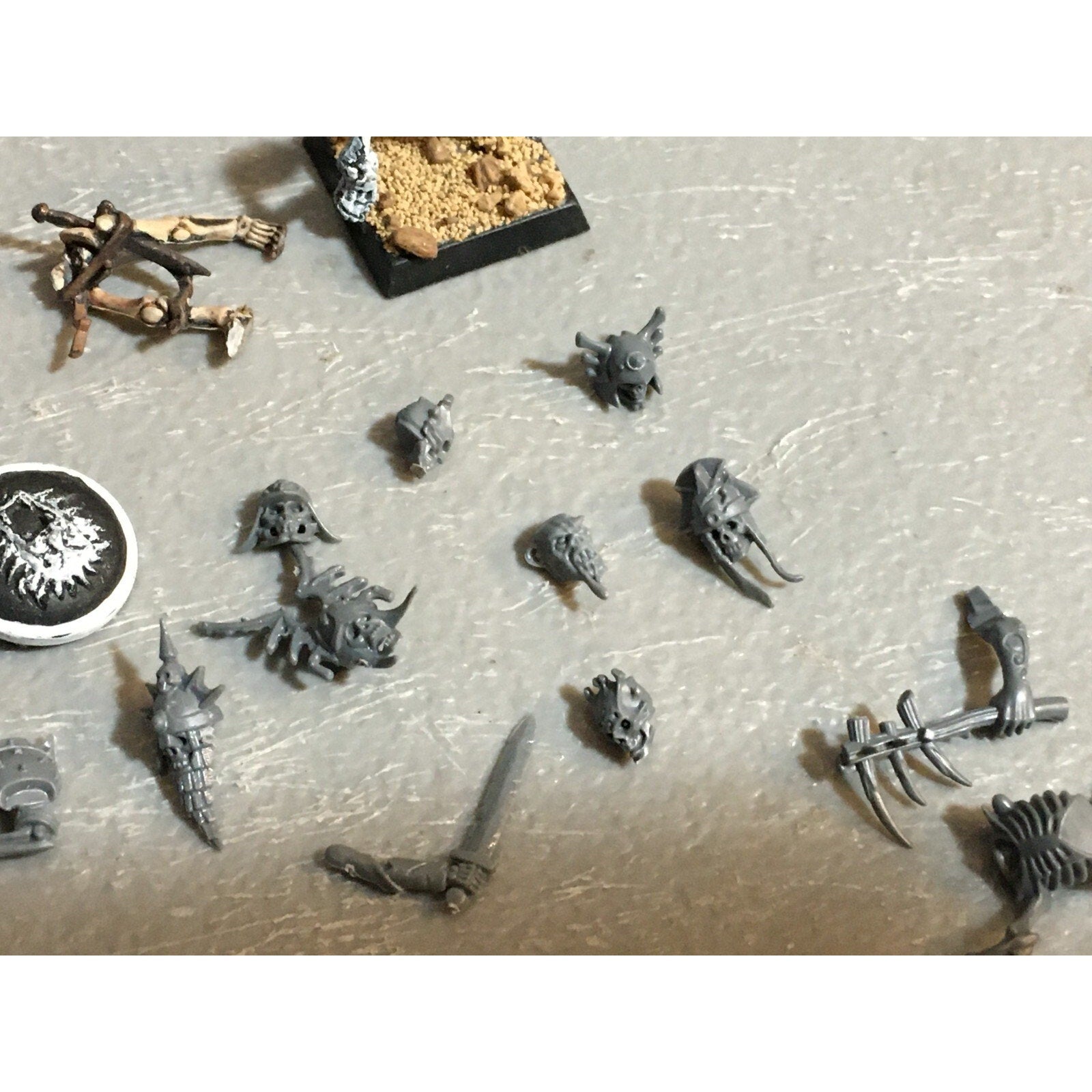 A23230 WARHAMMER FANTASY UNDEAD VAMPIRE COUNTS BITS LOT SKELETON SHIELD HEADS GW