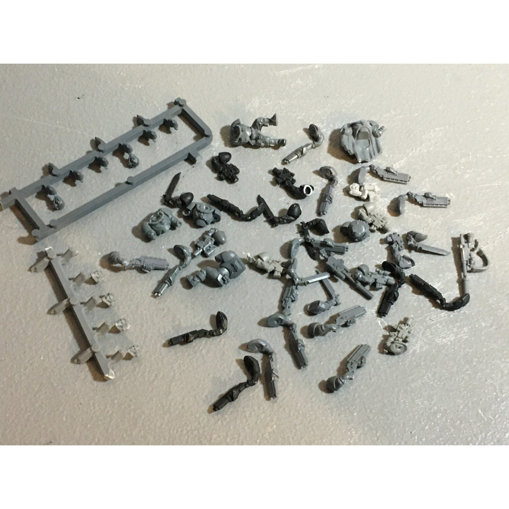 A21068 WARHAMMER 40K SPACE MARINES BITS LOT SCOUTS SHOTGUNS PISTOLS HEADS