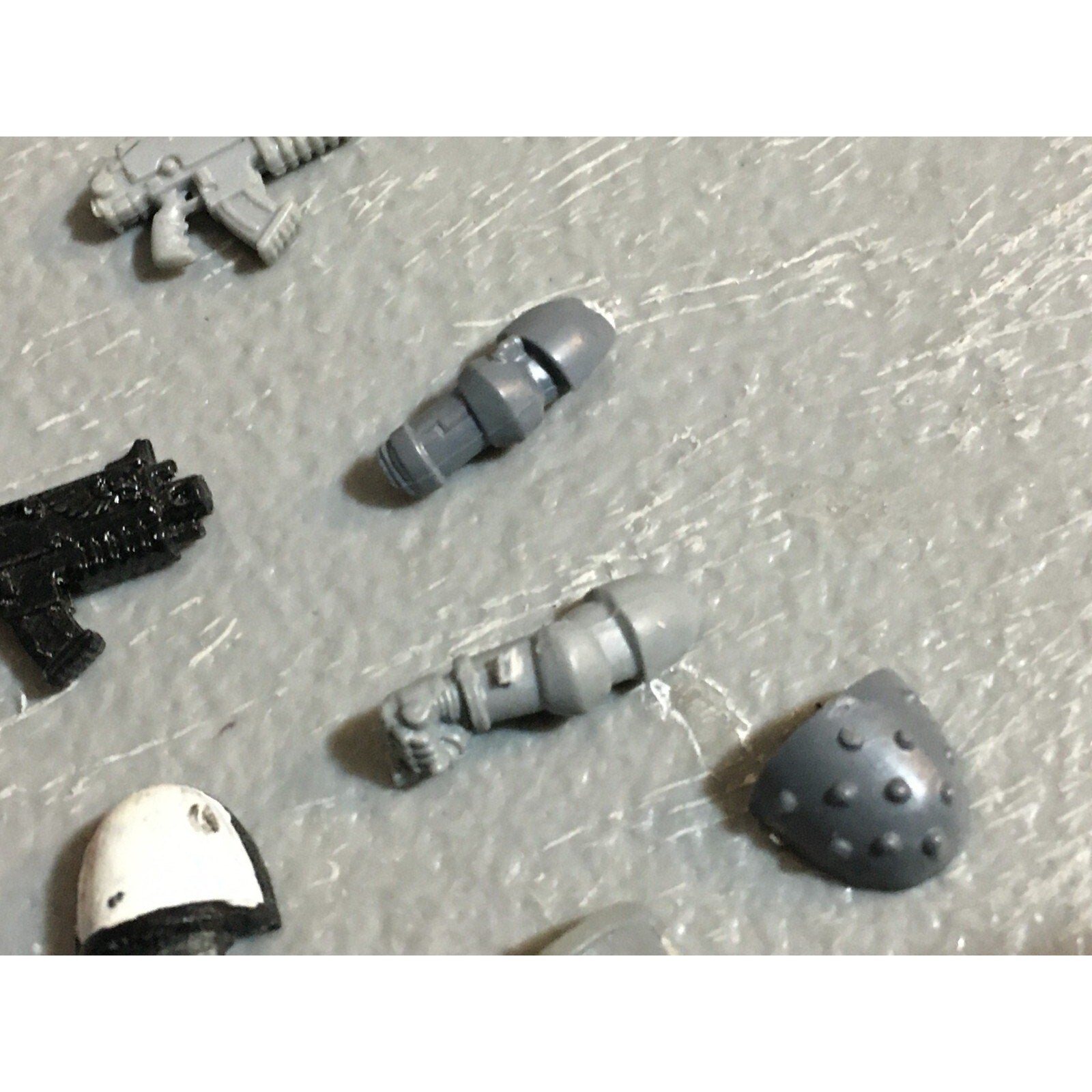 A22998 WARHAMMER 40K SPACE MARINES BITS LOT ARMS BOLTERS SHOULDER PADS GW