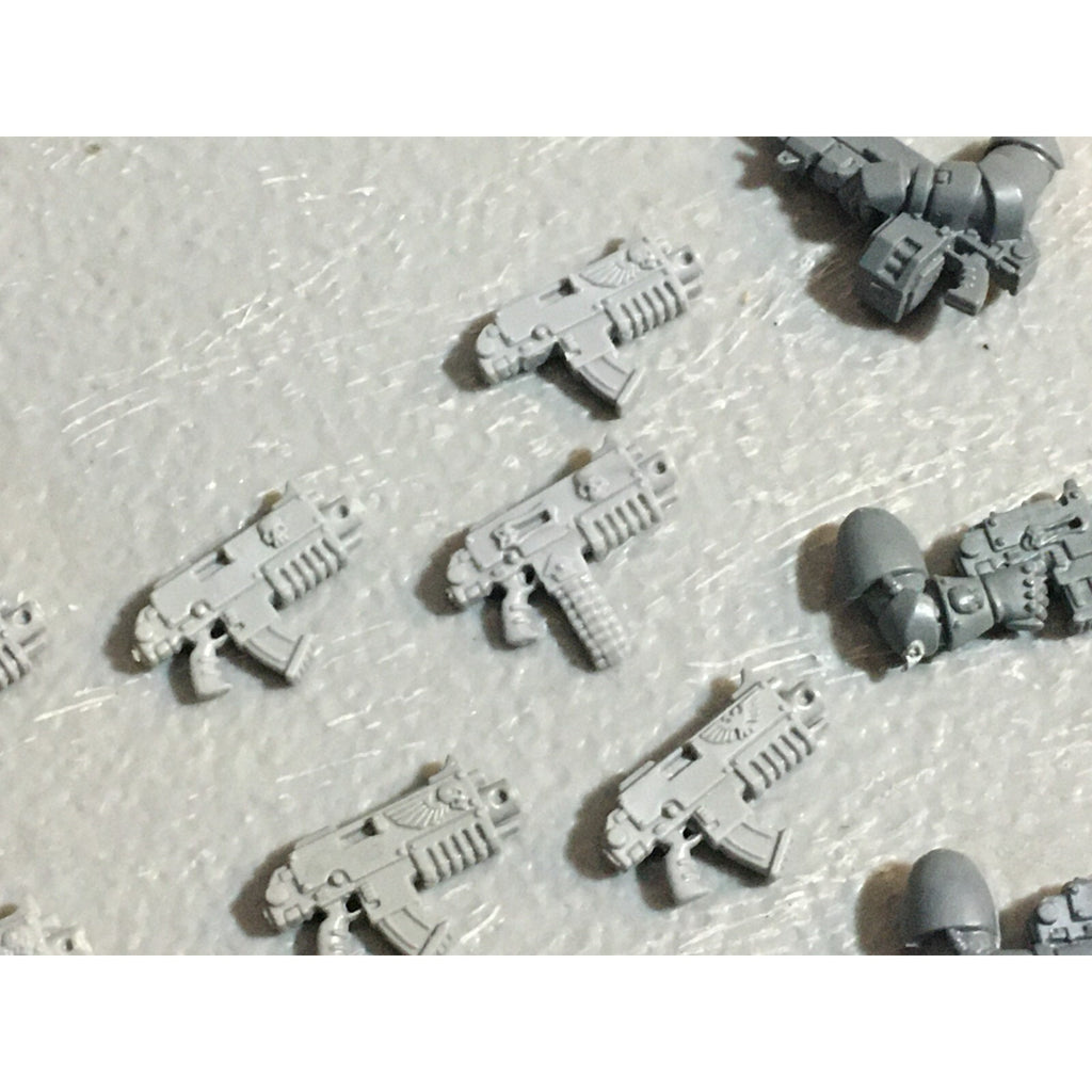 A22920 WARHAMMER 40K SPACE MARINES BITS LOT BOLTERS PISTOLS GAMES WORKSHOP GW