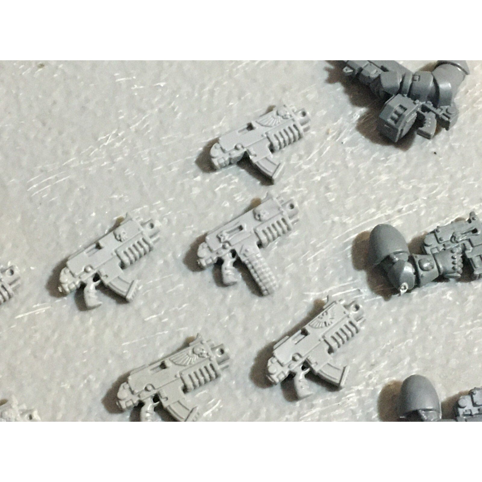 A22920 WARHAMMER 40K SPACE MARINES BITS LOT BOLTERS PISTOLS GAMES WORKSHOP GW