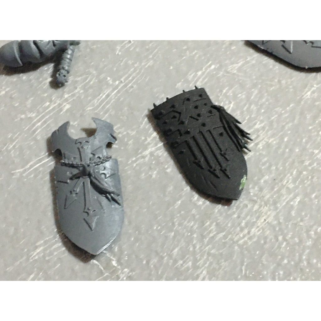 A22244 WARHAMMER FANTASY CHAOS MORTALS BITS LOT KNIGHTS SHIELDS GW