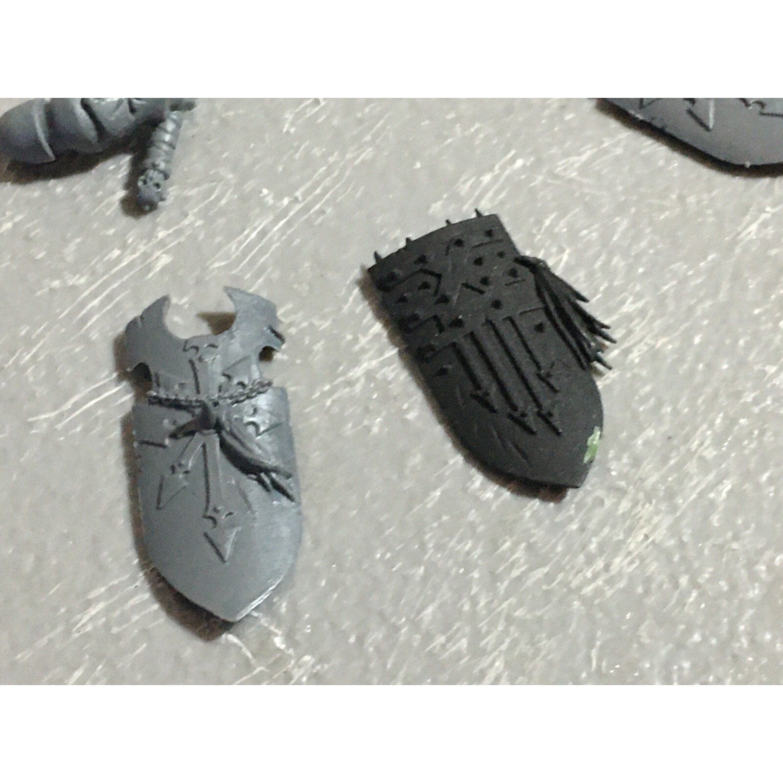 A22244 WARHAMMER FANTASY CHAOS MORTALS BITS LOT KNIGHTS SHIELDS GW