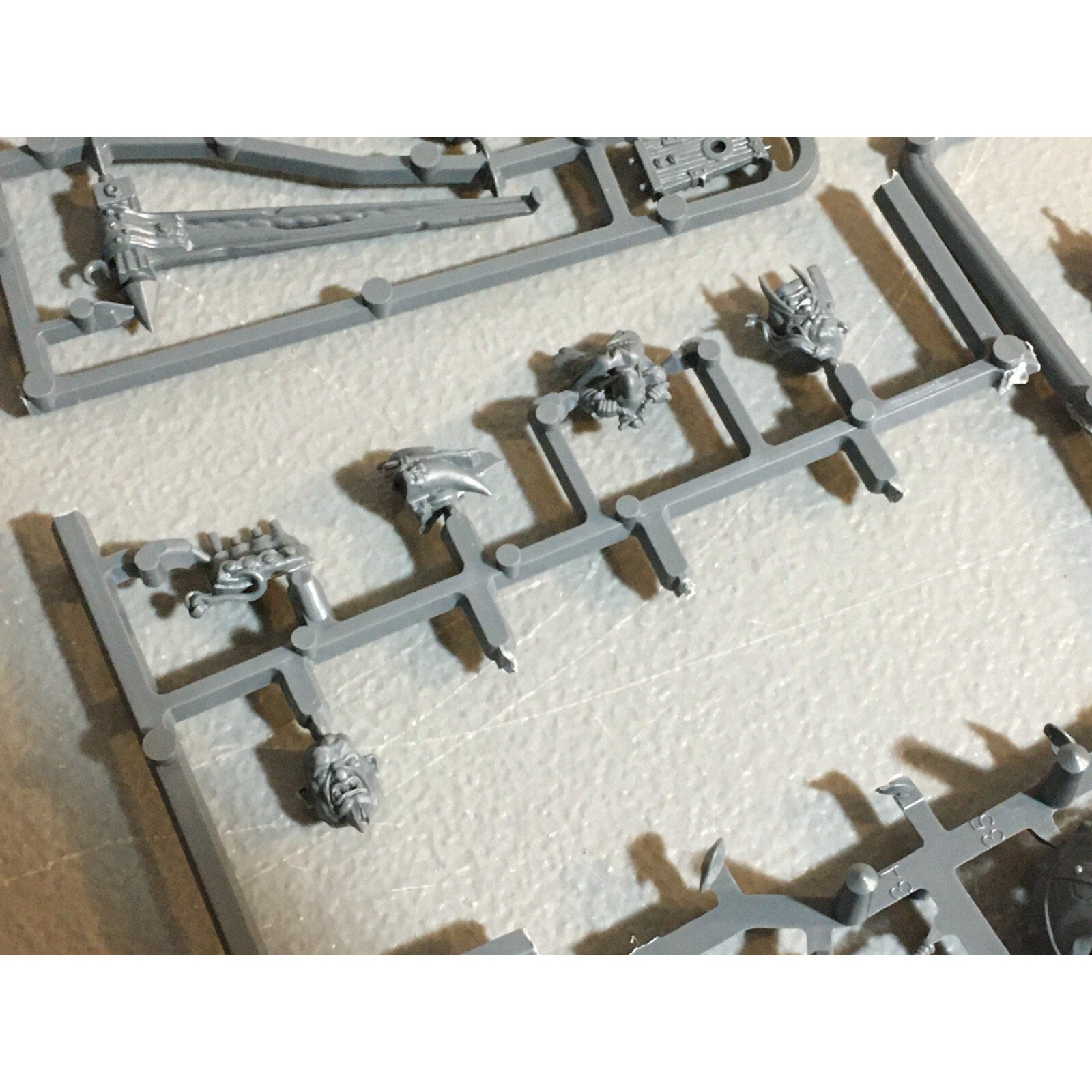 A23590 WARHAMMER AOS FANTASY OGRE KINGDOMS MAWTRIBES BITS ON SPRUE LOT MIXED GW