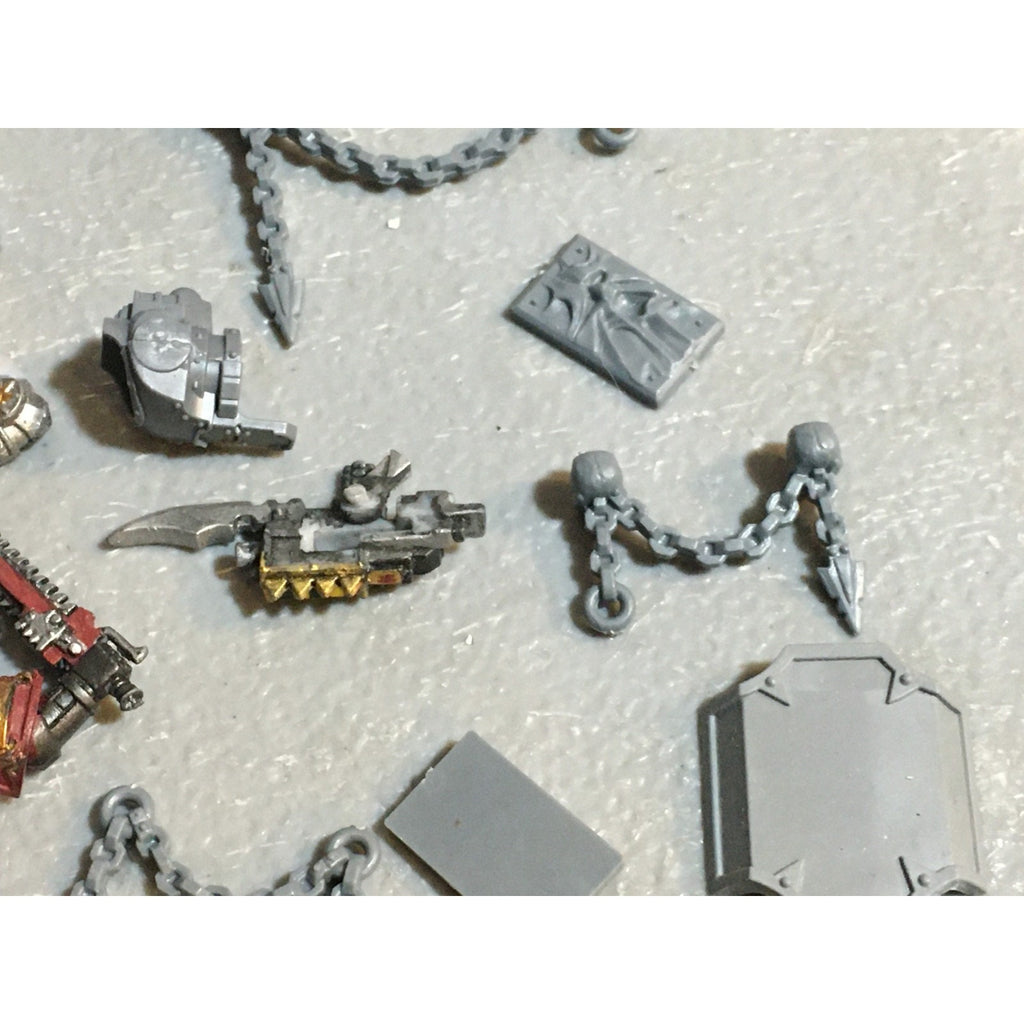 A24521 WARHAMMER 40K CHAOS SPACE MARINES BITS LOT TANK PLATES ARMS CHAINS GW