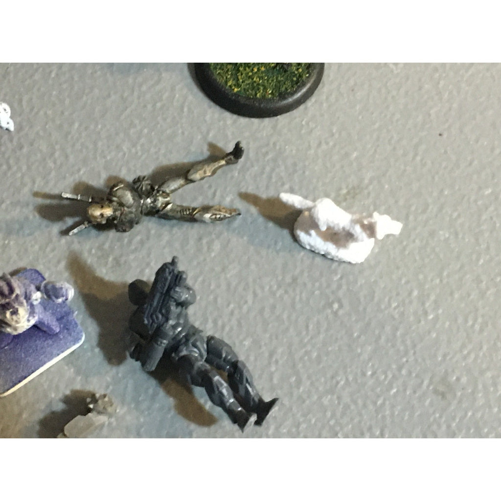 A32584 UNKNOWN PLASTIC MINIATURES BITS & INCOMPLETE LOT ROBOT DWARF SOLDIER