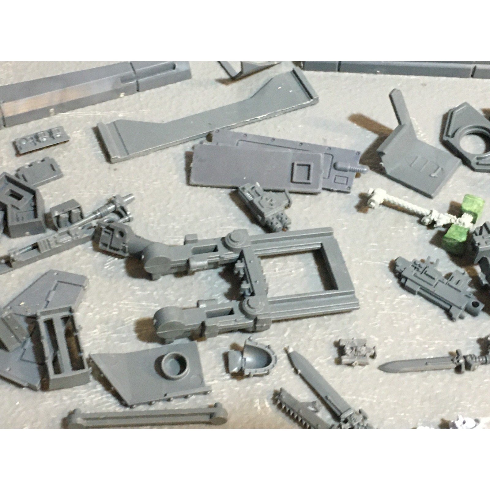 A24530 WARHAMMER 40K SPACE MARINES BITS LOT TANK ARMS OATHS GW