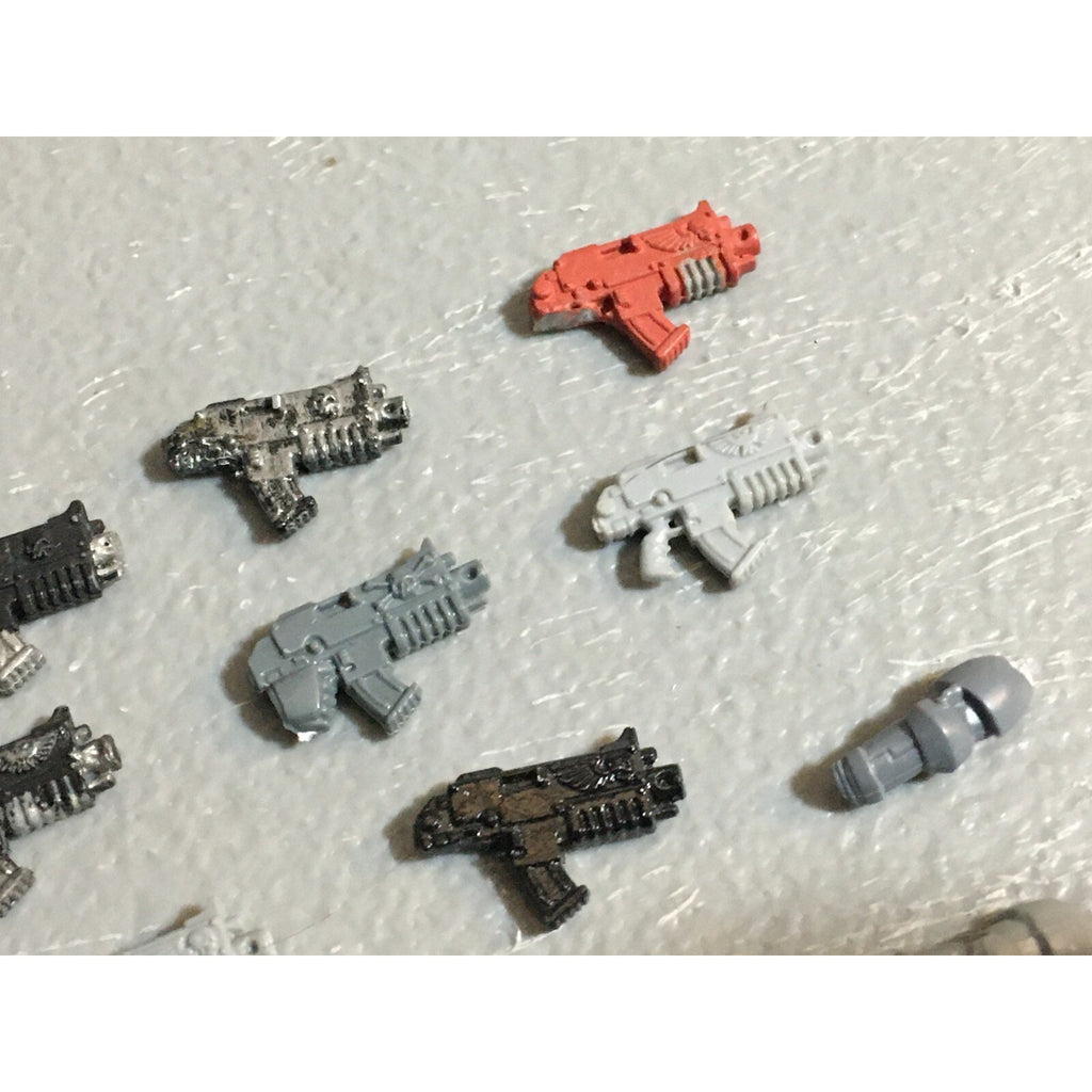 A22998 WARHAMMER 40K SPACE MARINES BITS LOT ARMS BOLTERS SHOULDER PADS GW