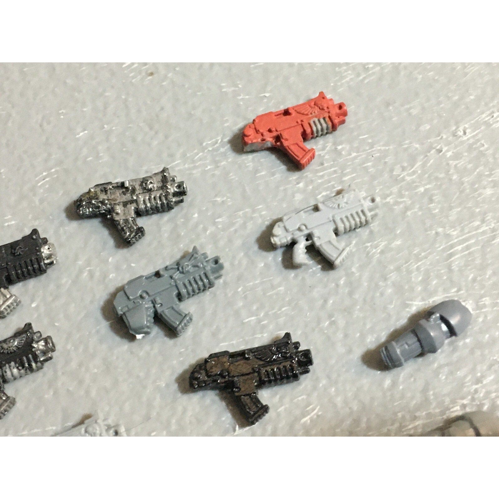 A22998 WARHAMMER 40K SPACE MARINES BITS LOT ARMS BOLTERS SHOULDER PADS GW