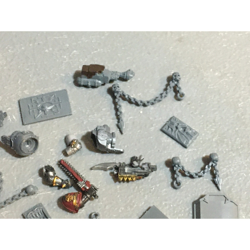 A24521 WARHAMMER 40K CHAOS SPACE MARINES BITS LOT TANK PLATES ARMS CHAINS GW