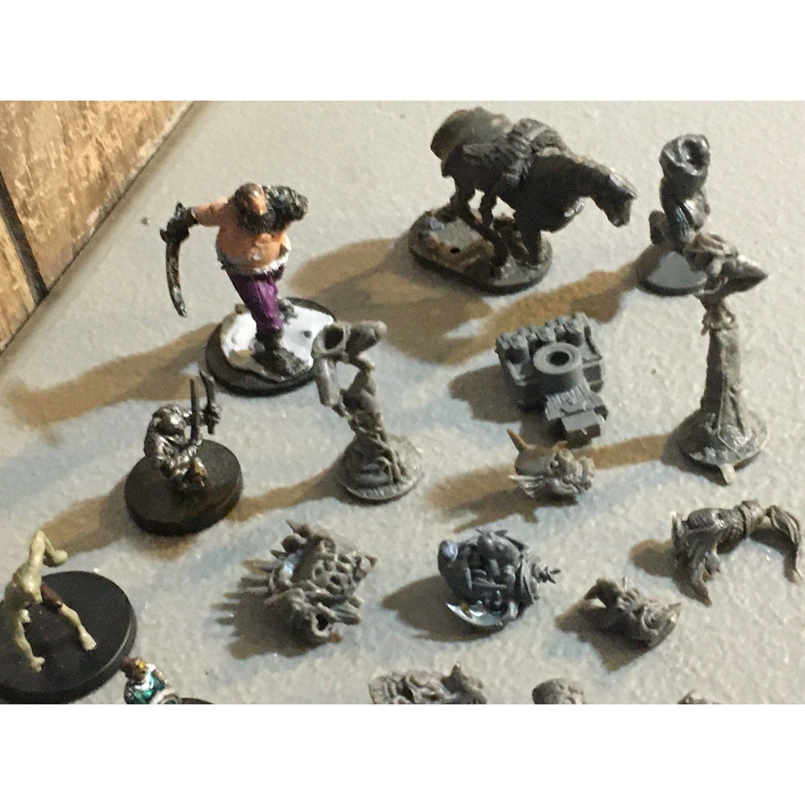 A32575 UNKNOWN MINIATURES PLASTIC DWARF ORC BITS LOT + WIZKIDS D&D TABLETOP RPG