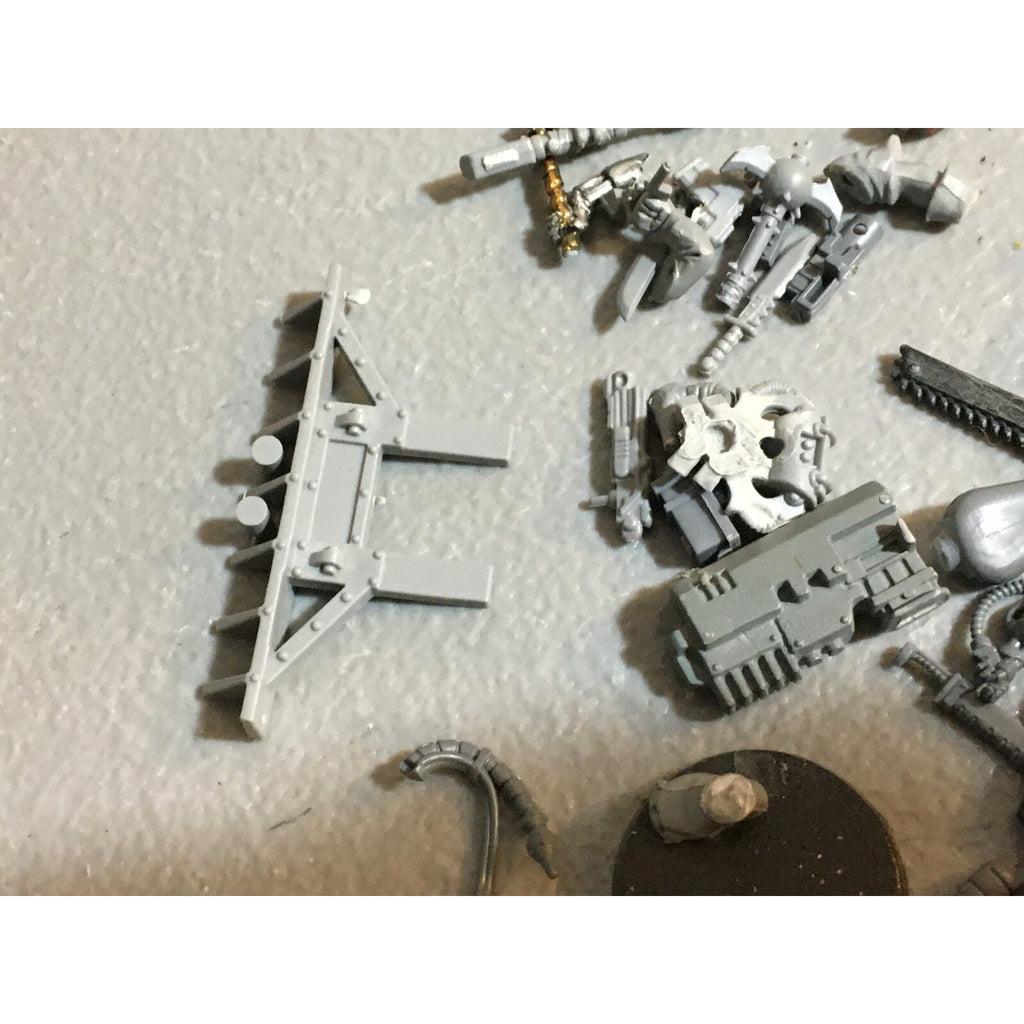A23485 WARHAMMER 40K BITS LOT MIXED VEHICLE TANK WEAPON GAMES WORKSHOP GW