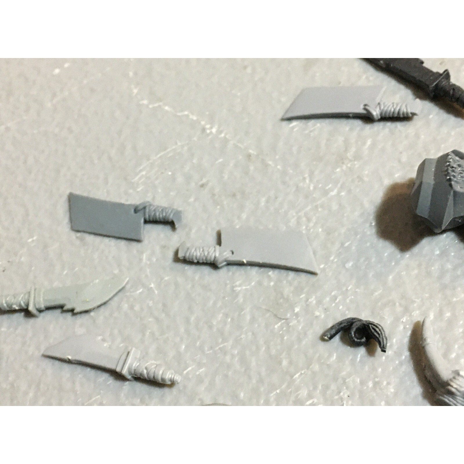 A23434 WARHAMMER FANTASY ORCS & GOBLINS BITS LOT MIXED ARM BANNER KNIFE GW