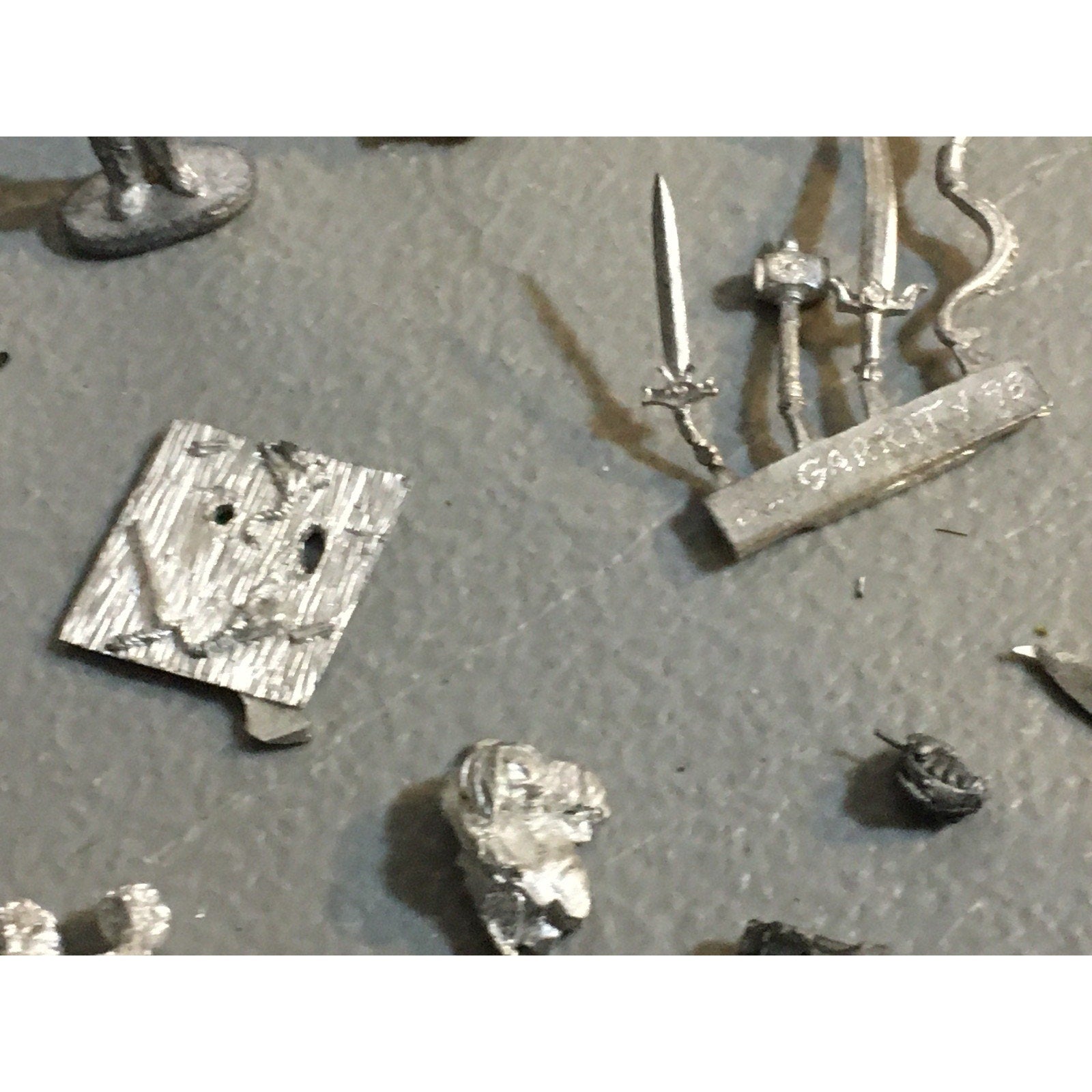 A32593 UNKNOWN MINIATURES METAL BITS LOT SWORD HEAD THRONE WEAPON CAPTAIN