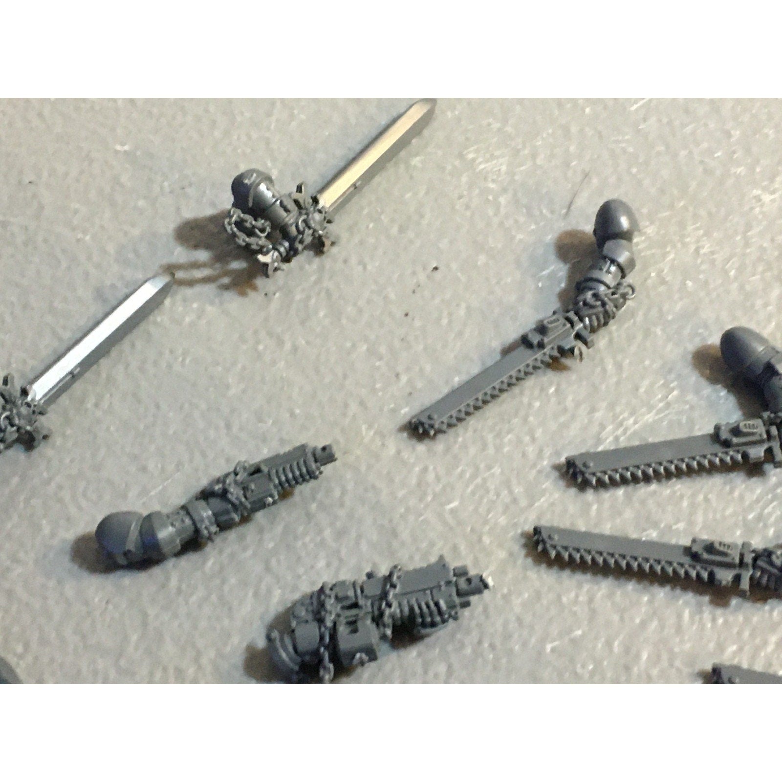 A29439 WARHAMMER 40K SPACE MARINES BLACK TEMPLARS BITS LOT ARMS BOLTER SWORD GW