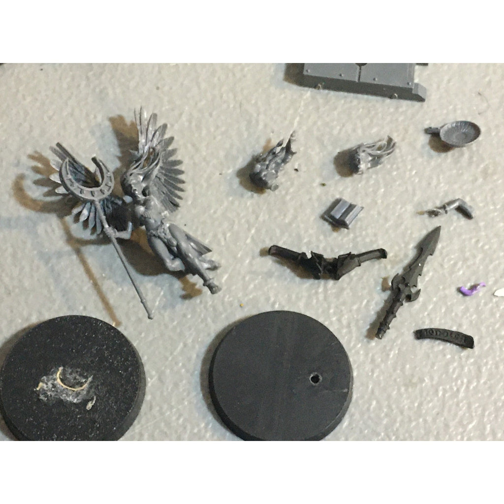 A32597 UNKNOWN MINIATURES RANDOM PLASTIC MINIATURES & BITS LOT WARRIOR SOLDIER