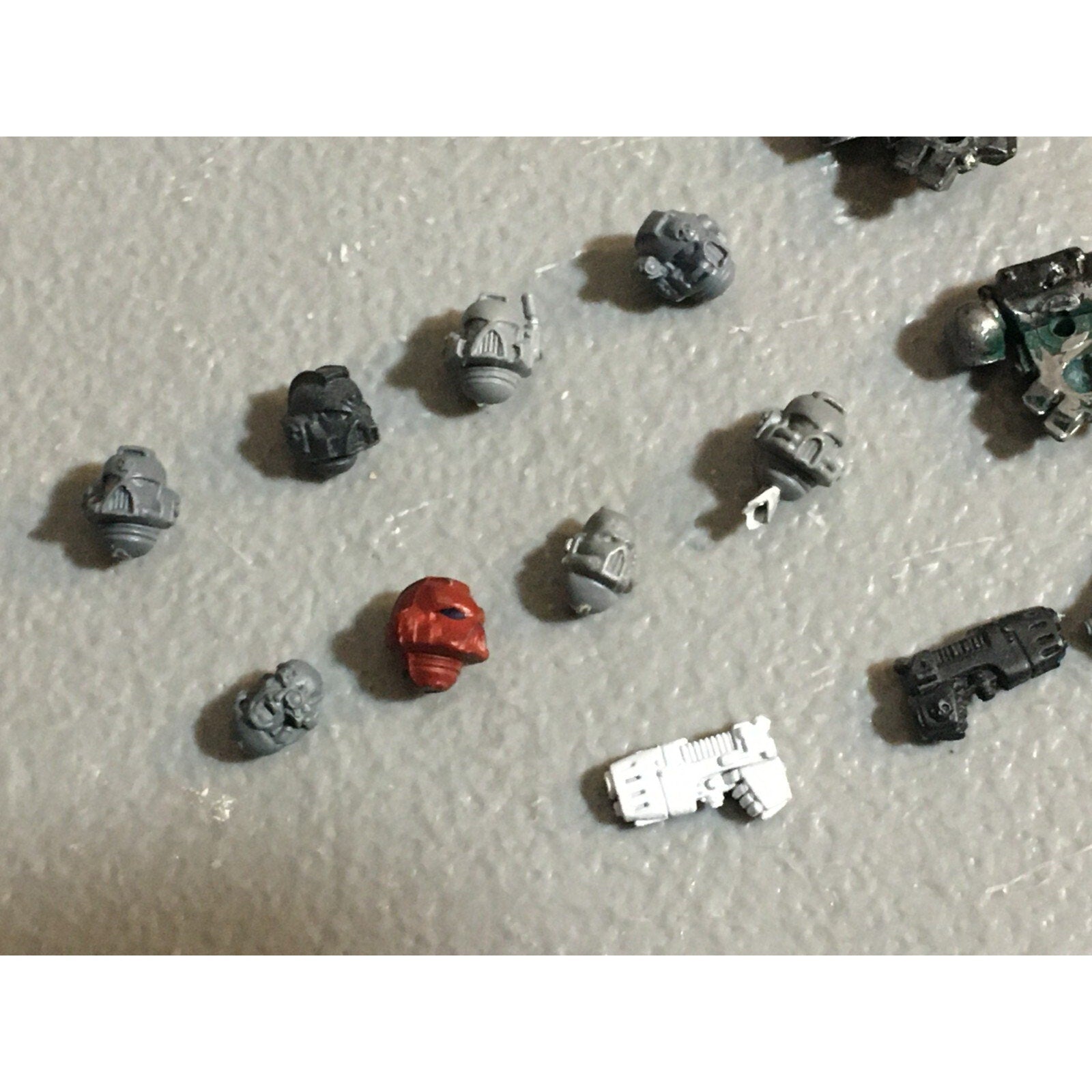 A22999 WARHAMMER 40K SPACE MARINES BITS LOT HEADS PLASMA PISTOLS BACKPACKS GW