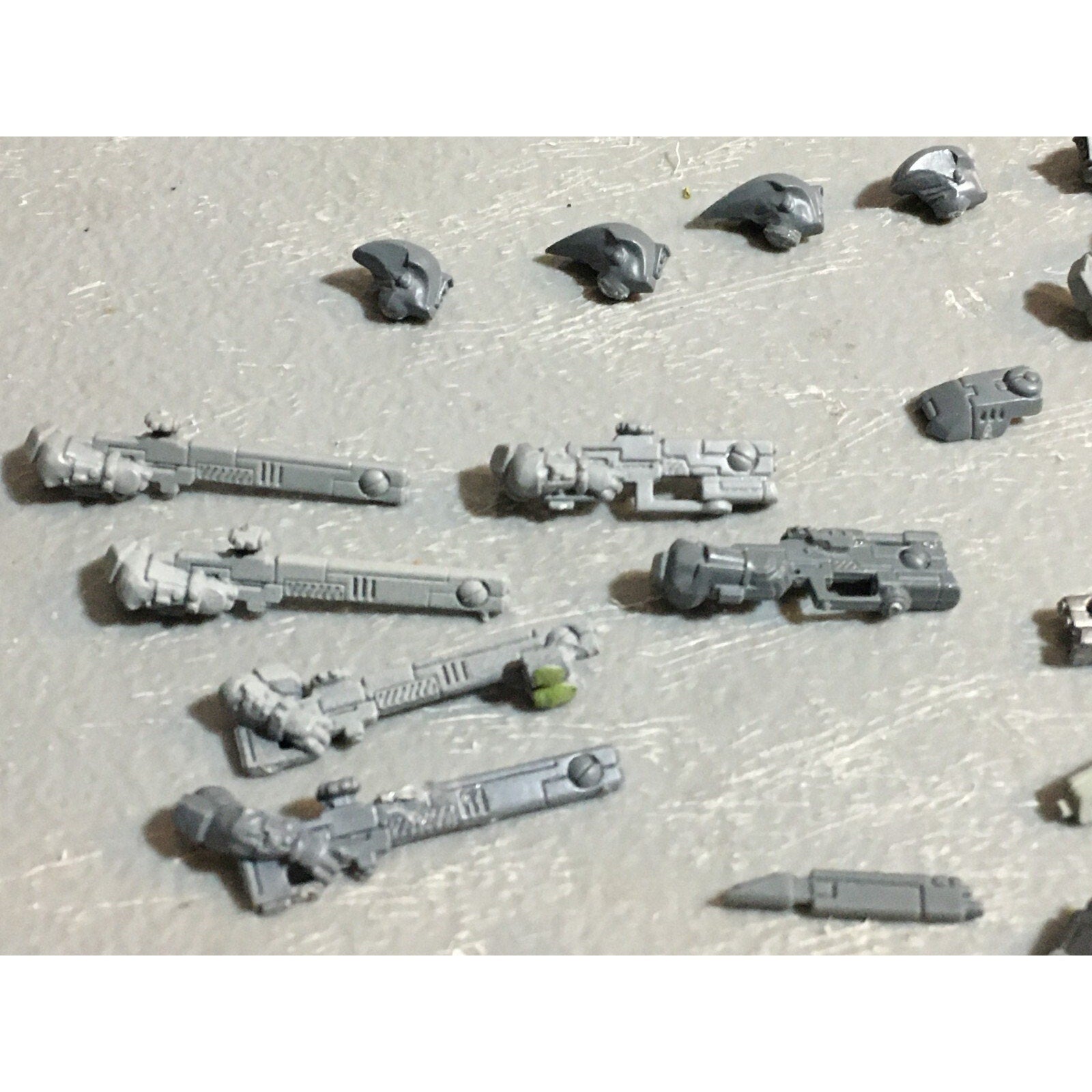 A23150 WARHAMMER 40K TAU EMPIRE BITS LOT FIRE WARRIORS GUNS HEADS ARMS GW