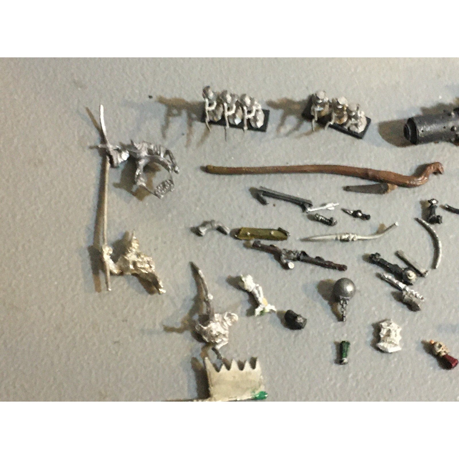 A32592 UNKNOWN MINIATURES METAL BITS LOT REDCOAT KNIGHT ARM WEAPON BANNER