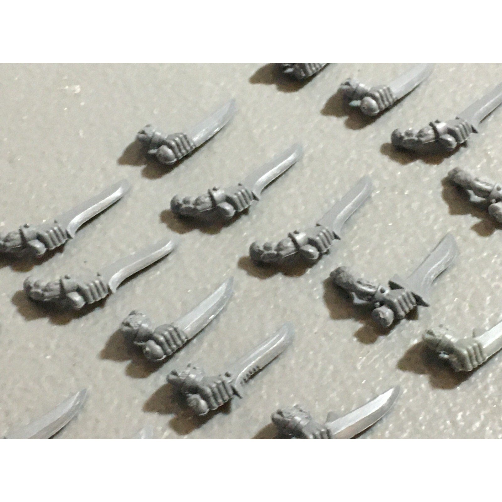 A22299 WARHAMMER FANTASY SKAVEN BITS LOT SWORD ARMS GAMES WORKSHOP GW