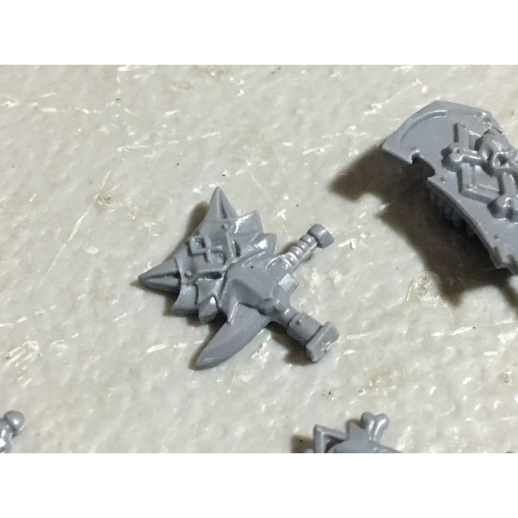A22557 WARHAMMER 40K SPACE MARINES WOLVES BITS LOT BANNER ACCESSORY SHIELD GW