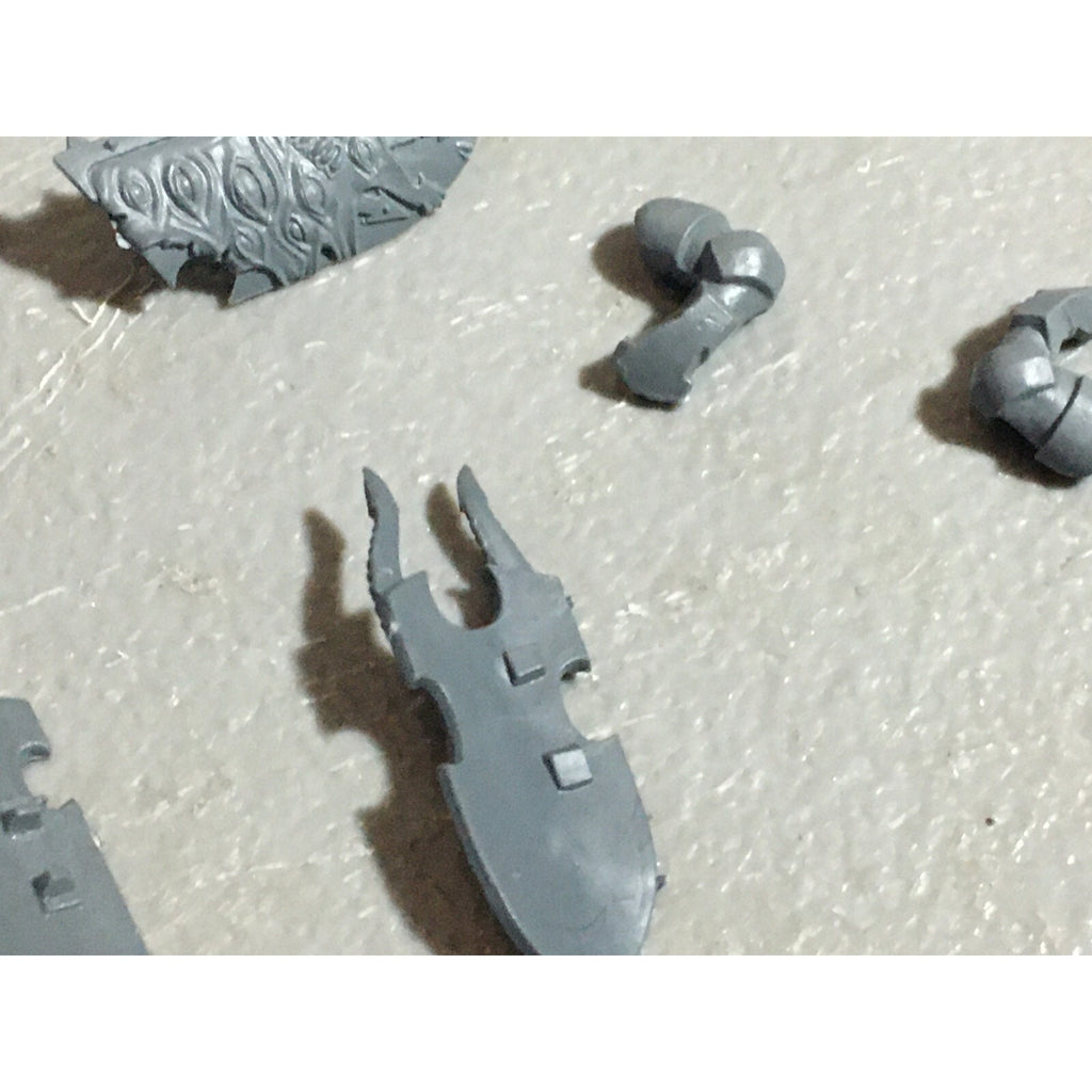 A22244 WARHAMMER FANTASY CHAOS MORTALS BITS LOT KNIGHTS SHIELDS GW